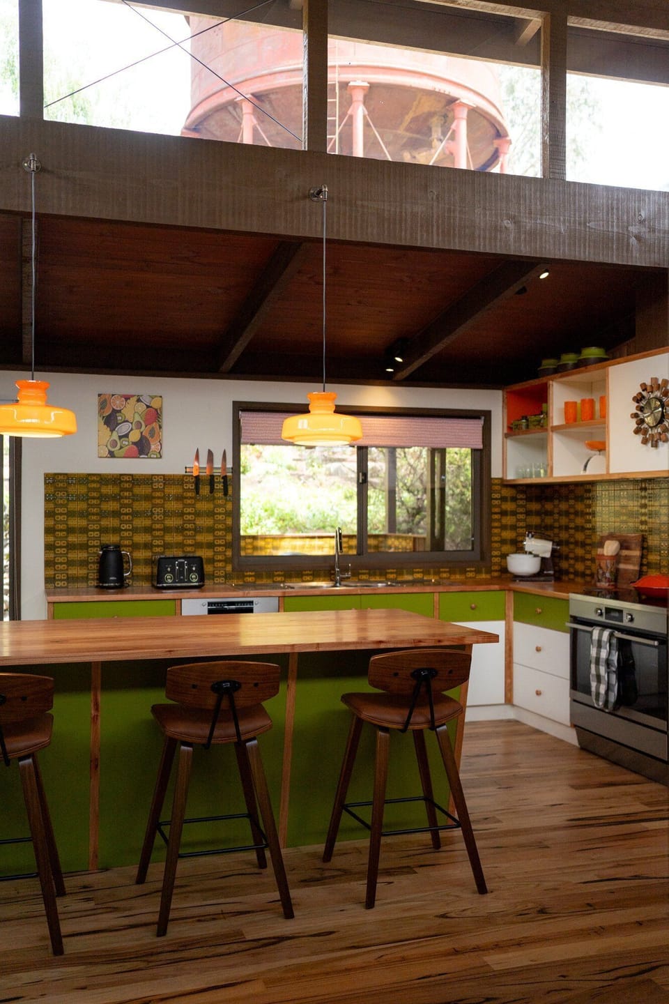 Fully equipped kitchen, island bench and stools