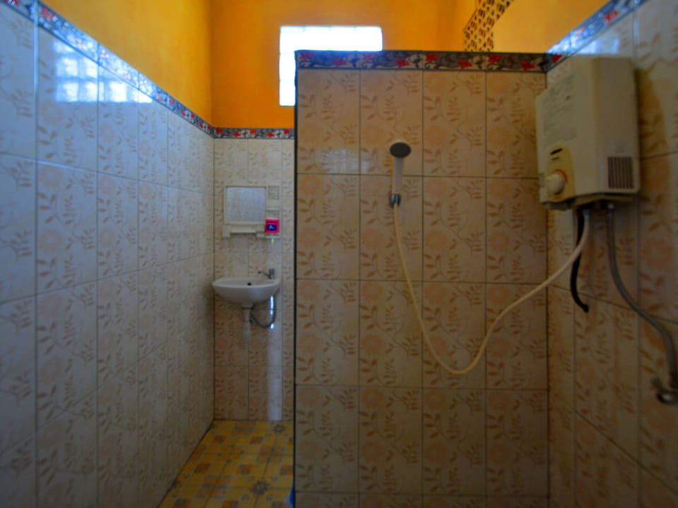 Standard Room, 2 Bedrooms | Bathroom shower