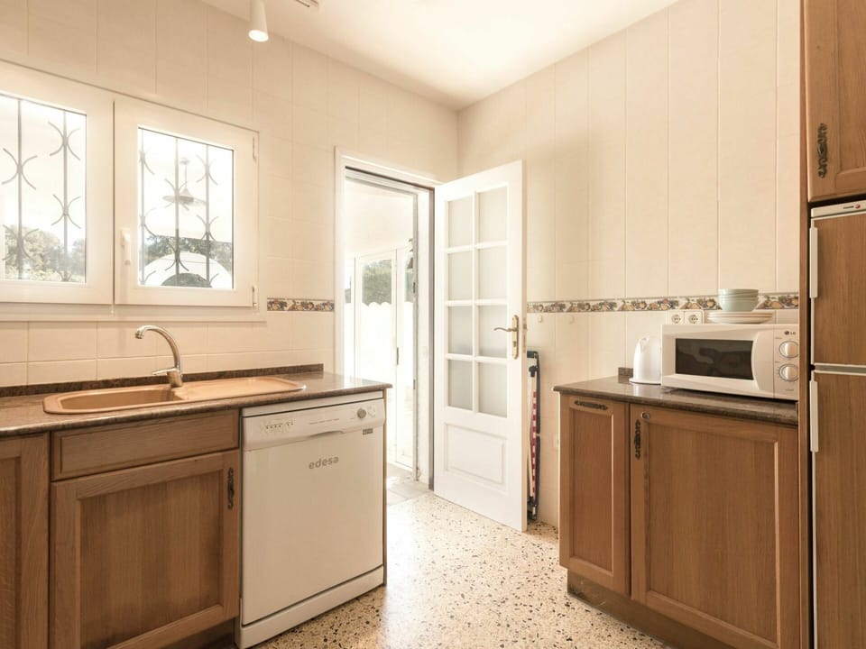 Countertop, Cabinetry, Furniture, Property, Window, Kitchen Sink, Building, Kitchen Appliance, Sink, Kitchen Stove
