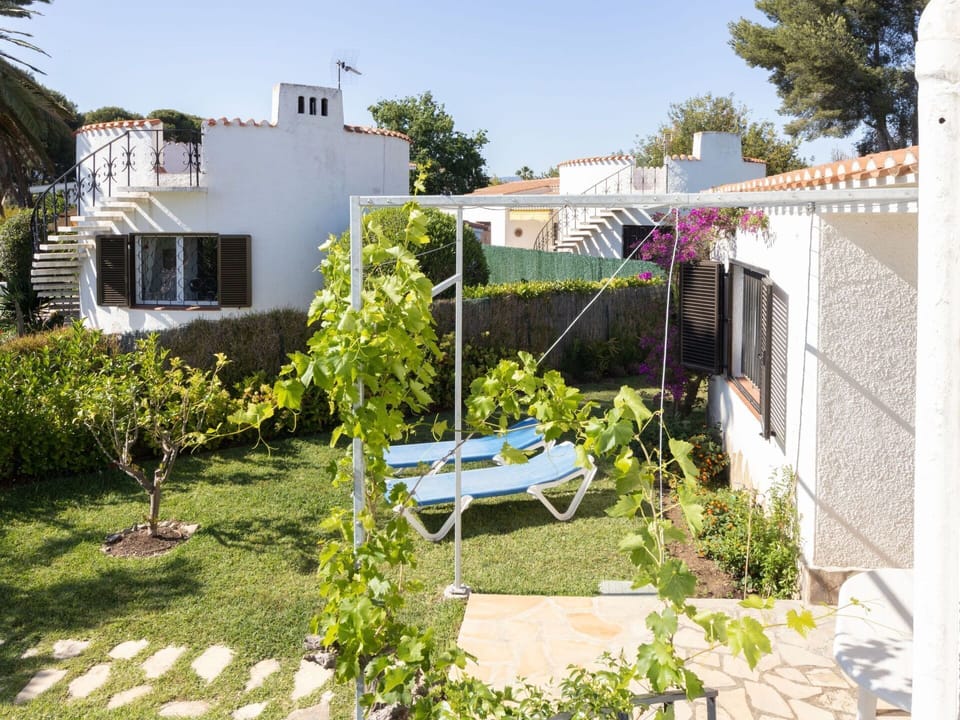 Water, Sky, Property, Plant, Building, Cloud, Swimming Pool, Tree, Residential Area, Grass