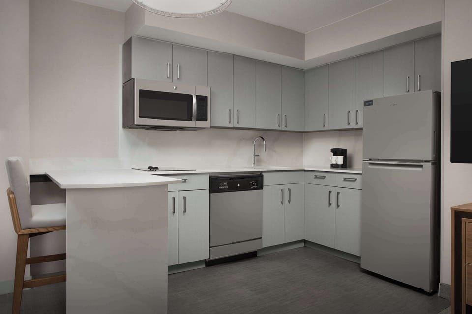 Full-size fridge, microwave, stovetop, dishwasher