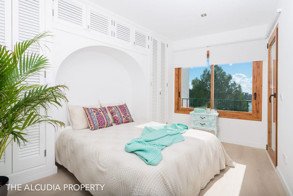 Marina apartment with pool and bedroom with double bed