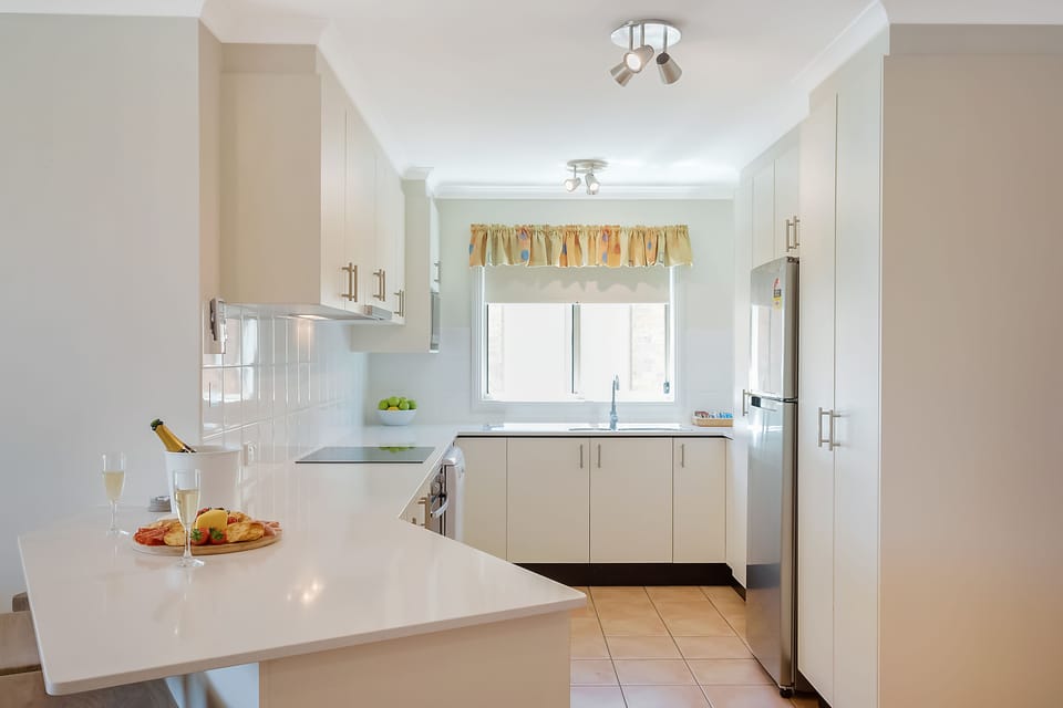 Full-size fridge, microwave, oven, stovetop