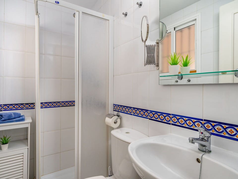 Plumbing Fixture, Tap, Property, Sink, White, Bathroom Sink, Bathroom, Mirror, Azure, Building