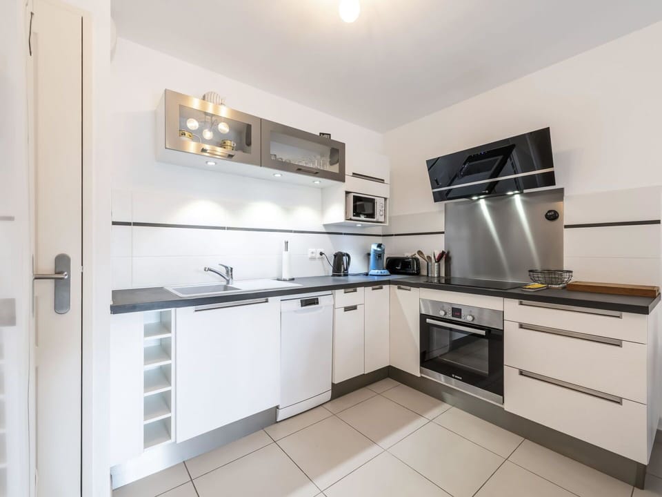 Countertop, Cabinetry, Property, Kitchen Stove, Building, Kitchen Appliance, Kitchen, Home Appliance, Stove, Wood