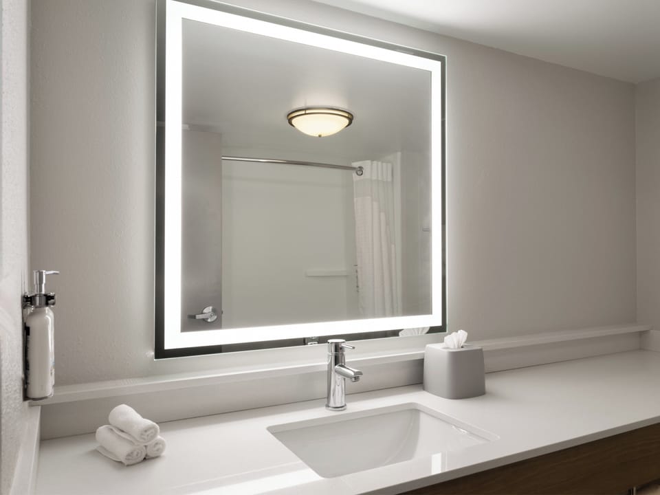 Standard Room, 1 King Bed | Bathroom | Free toiletries, hair dryer, towels, soap