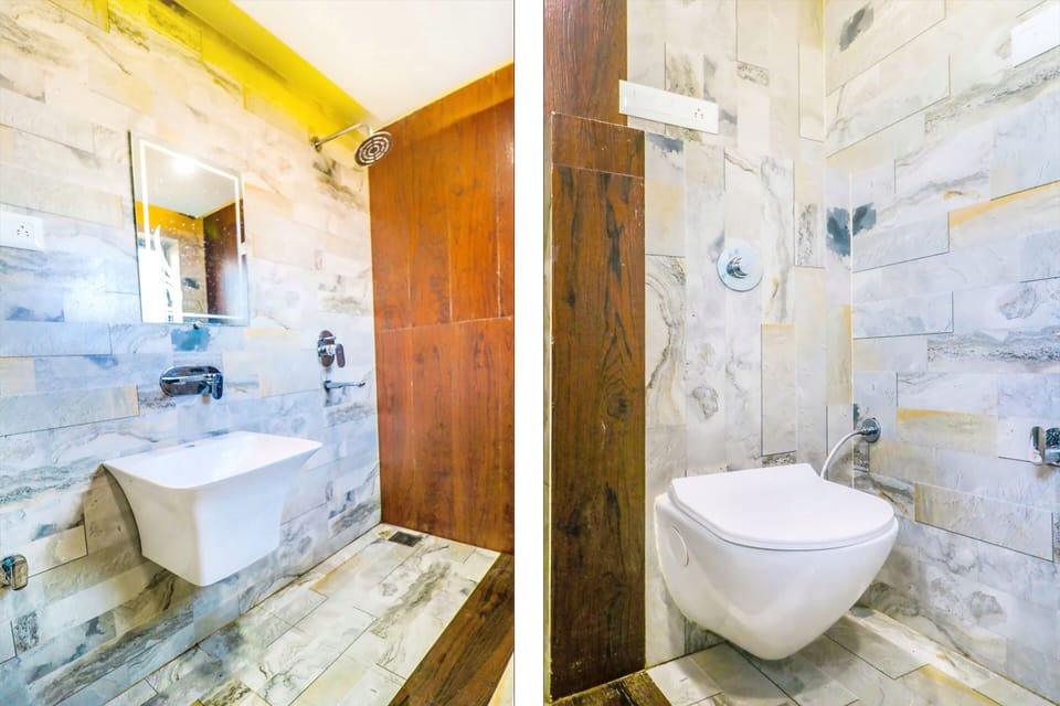 Luxury Double Room, 1 King Bed, Non Smoking | Bathroom | Shower, rainfall showerhead, slippers, towels