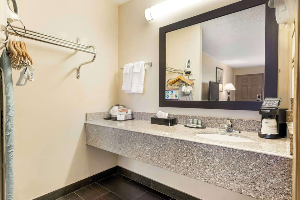 Standard Room, 1 King Bed, Non Smoking, Refrigerator & Microwave | Bathroom | Combined shower/tub, free toiletries, hair dryer, towels
