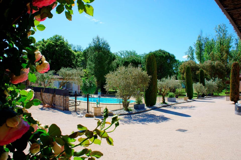 Vue piscine résidence les peupliers