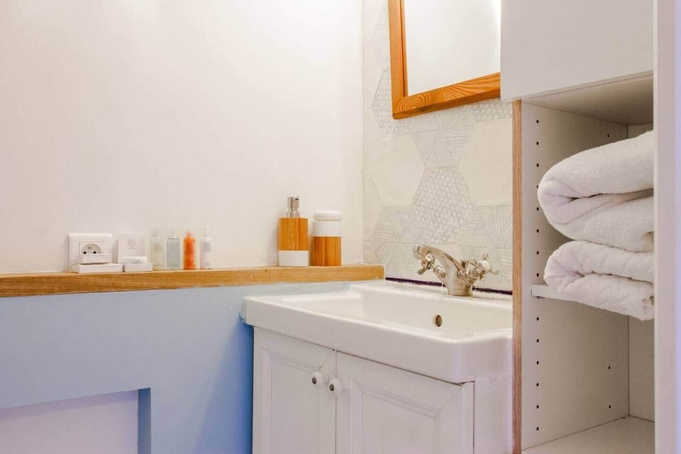 La salle de bain (la seule de l'appartement) à l'étage, petite mais pratique :)