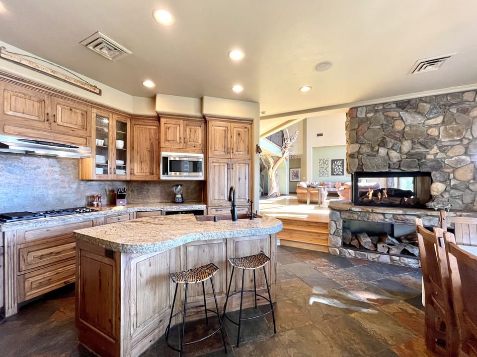 Fully supplied ， loaded with the latest appliances and well stocked Kitchen