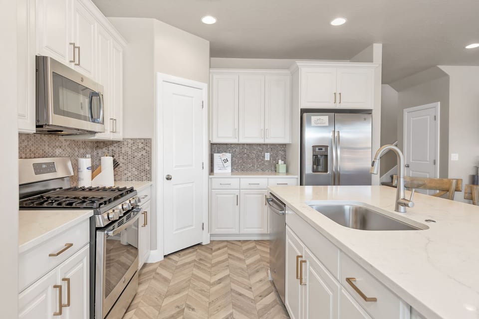 Fully stocked gourmet kitchen featuring a stainless steel appliances
