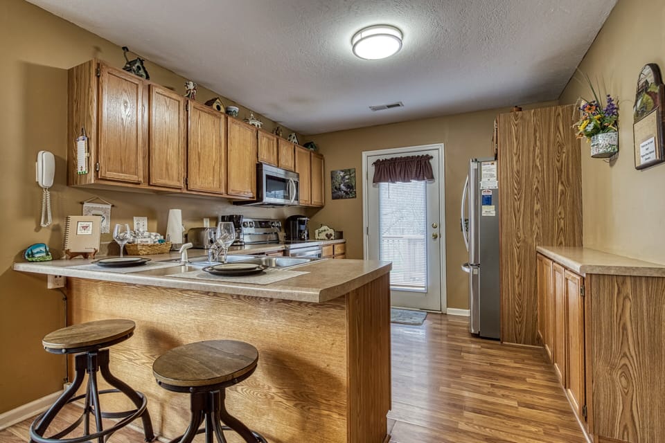 Smoky Mountain Vacation Rental "Pigeon River Retreat" - Bar top and fully furnished kitchen