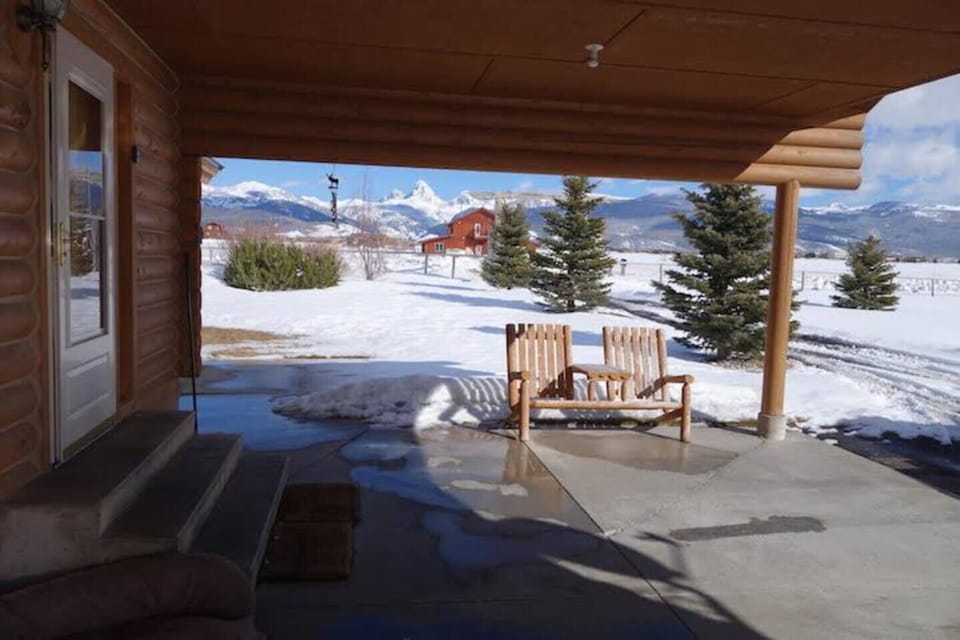 The property is especially beautiful when surrounded by a fresh blanket of snow, and is close to skiing locations