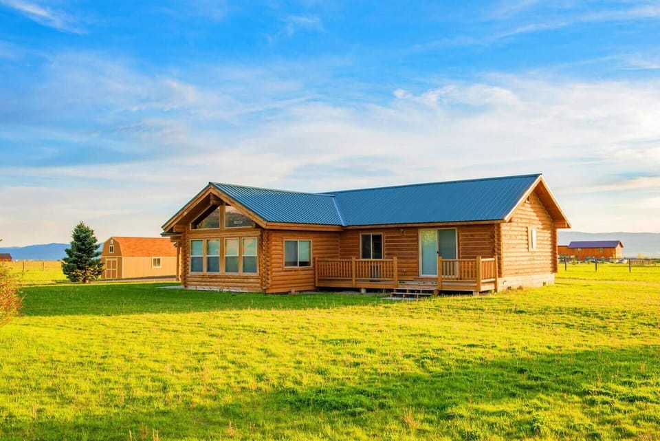 Open skies, greenery, and gorgeous mountain views make this lovely cabin even lovelier.