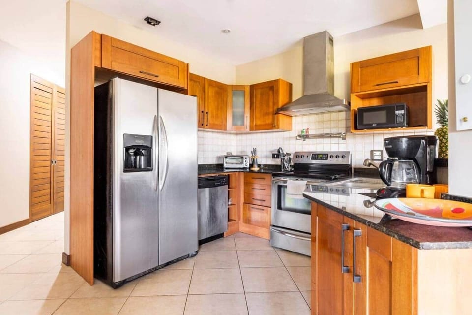 Kitchen - Fridge w/ ice maker