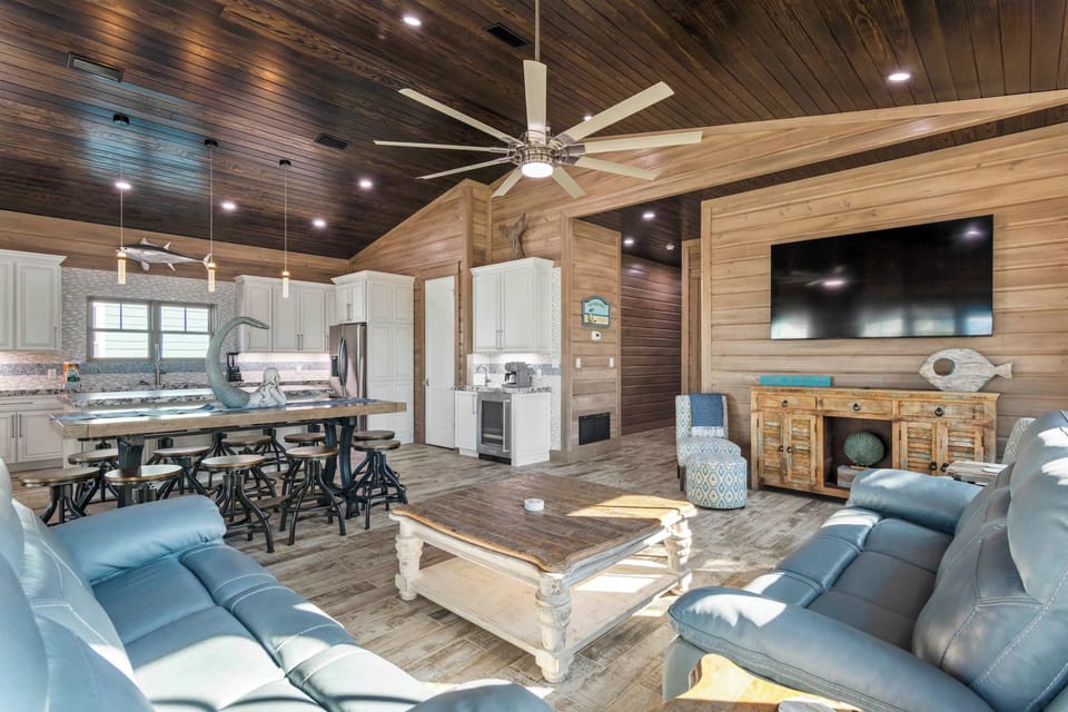 Spacious living area w/ high ceilings, sectional seating & relaxed vibe.