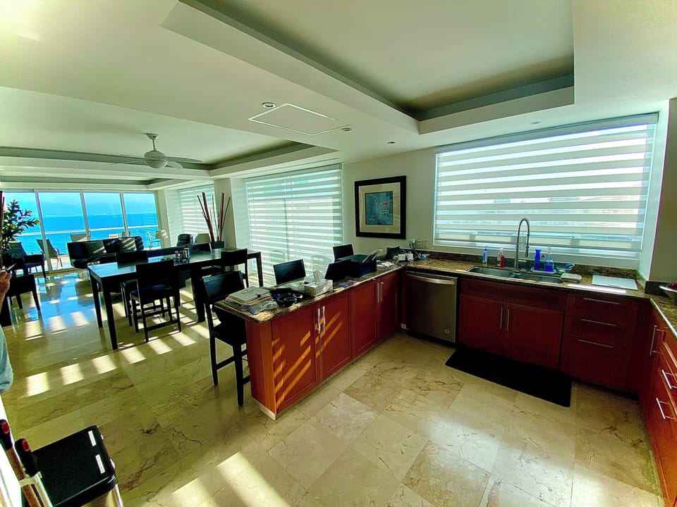 KITCHEN - DINING ROOM - LIVING ROOM - BALCONY OCEAN/POOL/BEACH VIEWS 