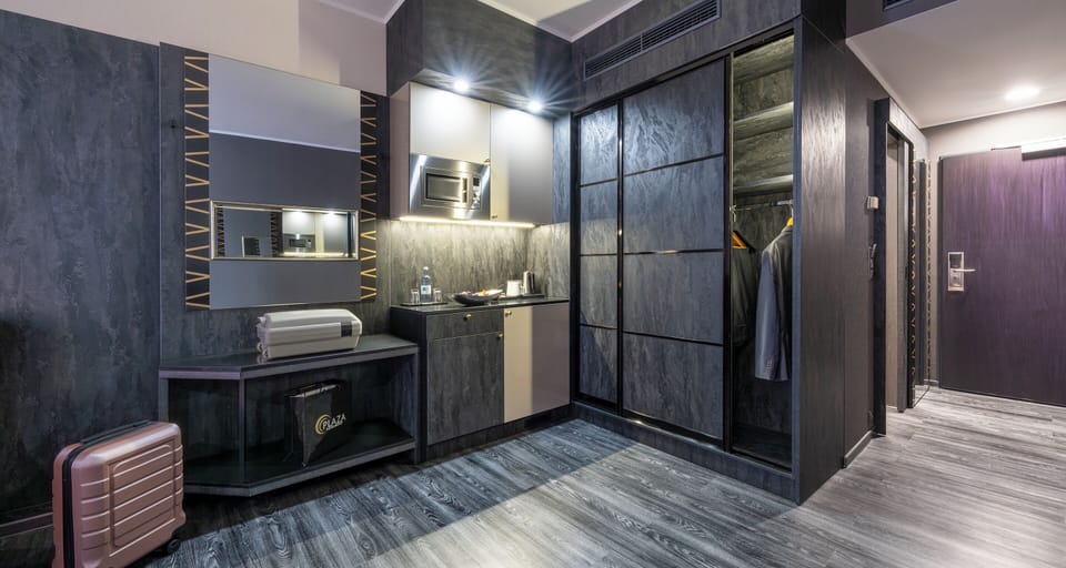 Premium Double Room (Lake Side) | Minibar, in-room safe, desk, laptop workspace