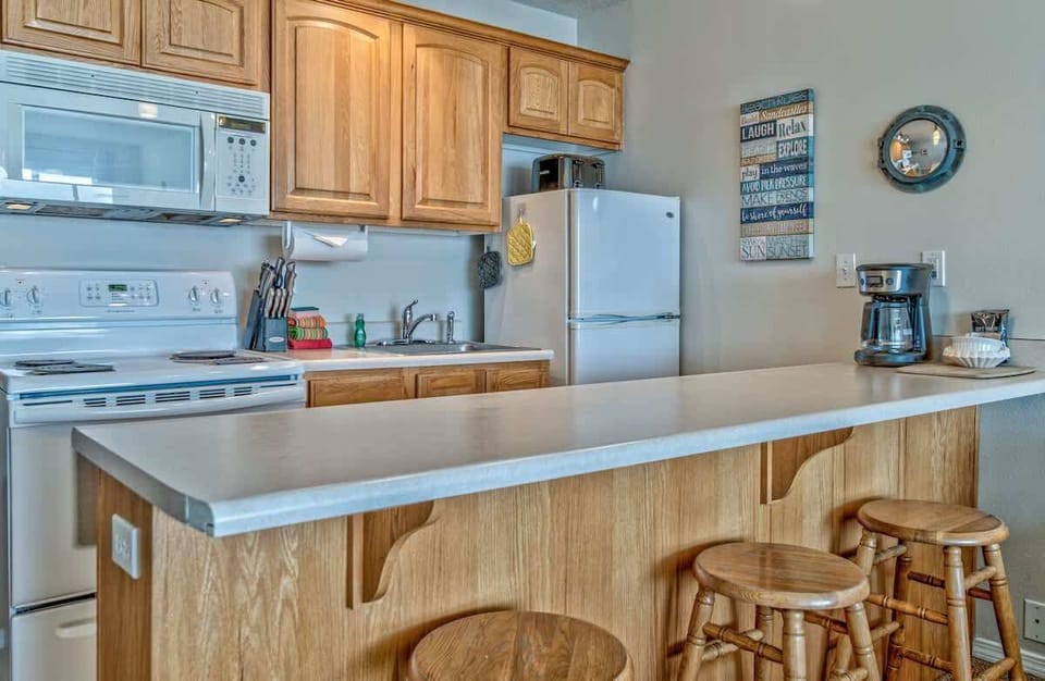 Lots of counter space in here