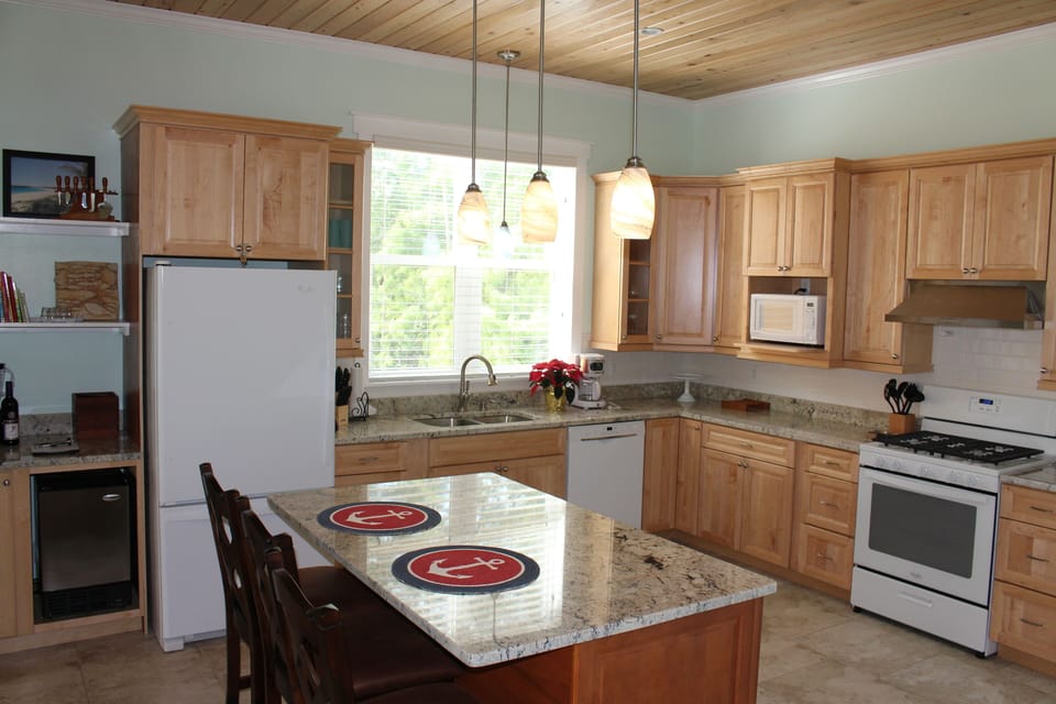 Fully equipped kitchen, bar and breakfest bar, open concept living.