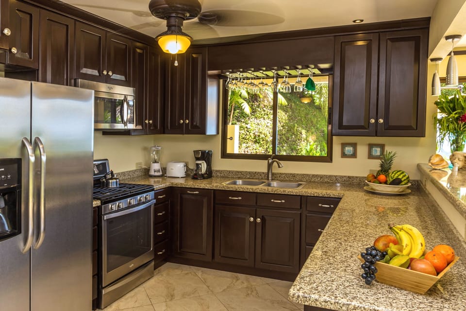 Full Modern Kitchen With Granite Counter Tops 