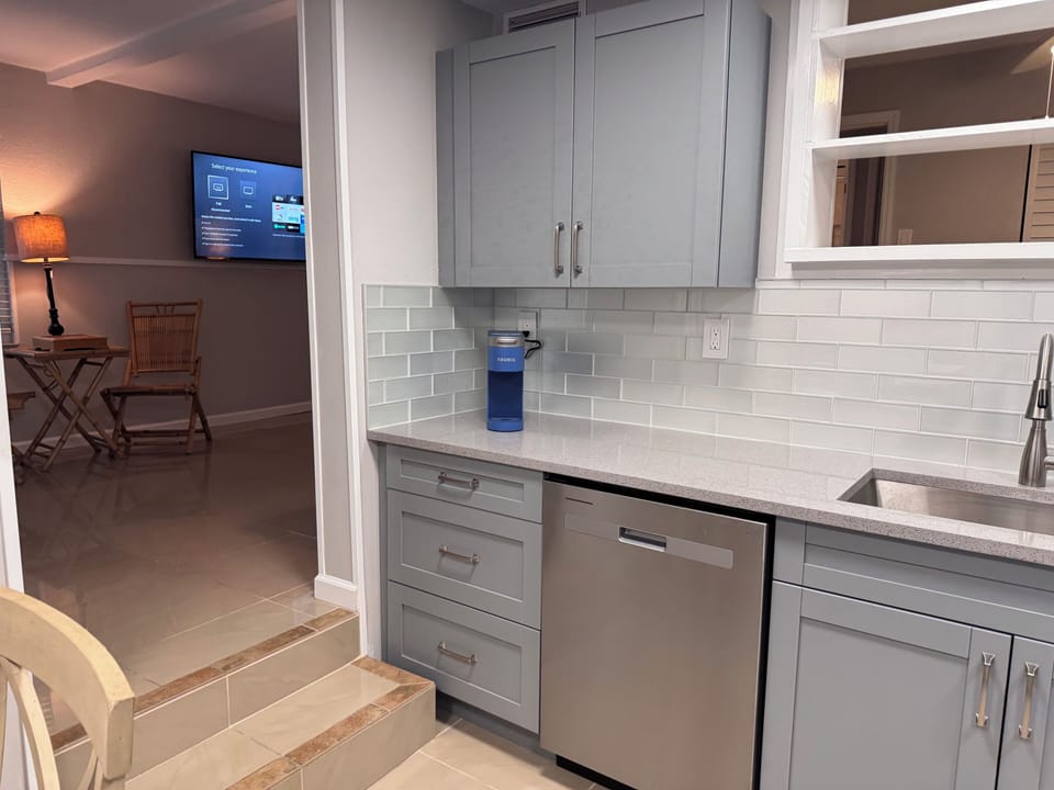 Includes both Keurig and standard coffee pot