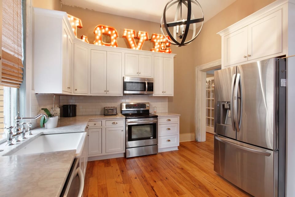 Fully stocked kitchen (2)
