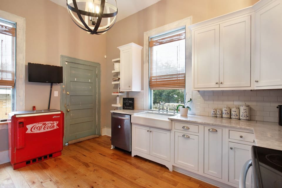 Fully stocked kitchen (coke machine does not work)