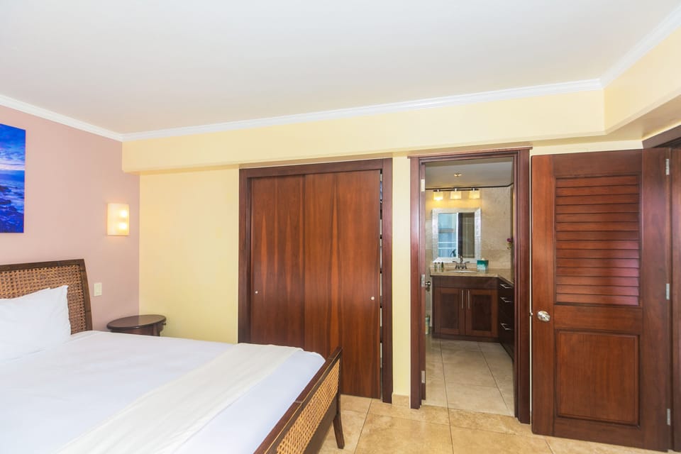 Main bedroom with full bathroom