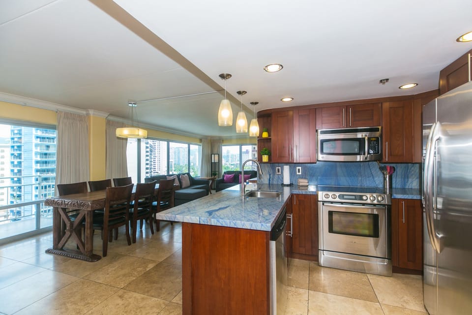 Full kitchen to prepare meals