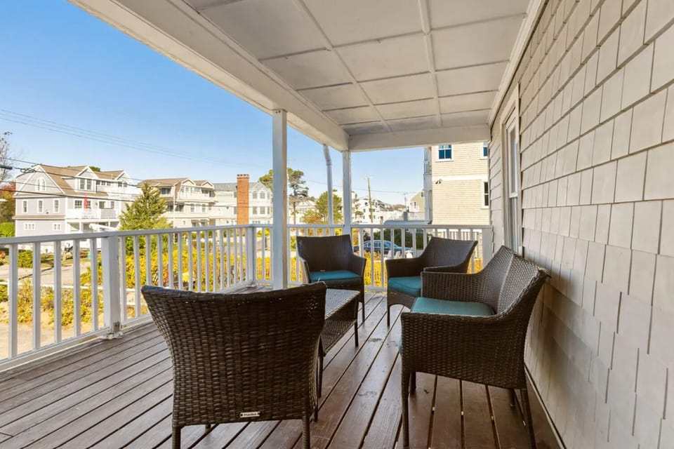 backdeck overlooking driveway