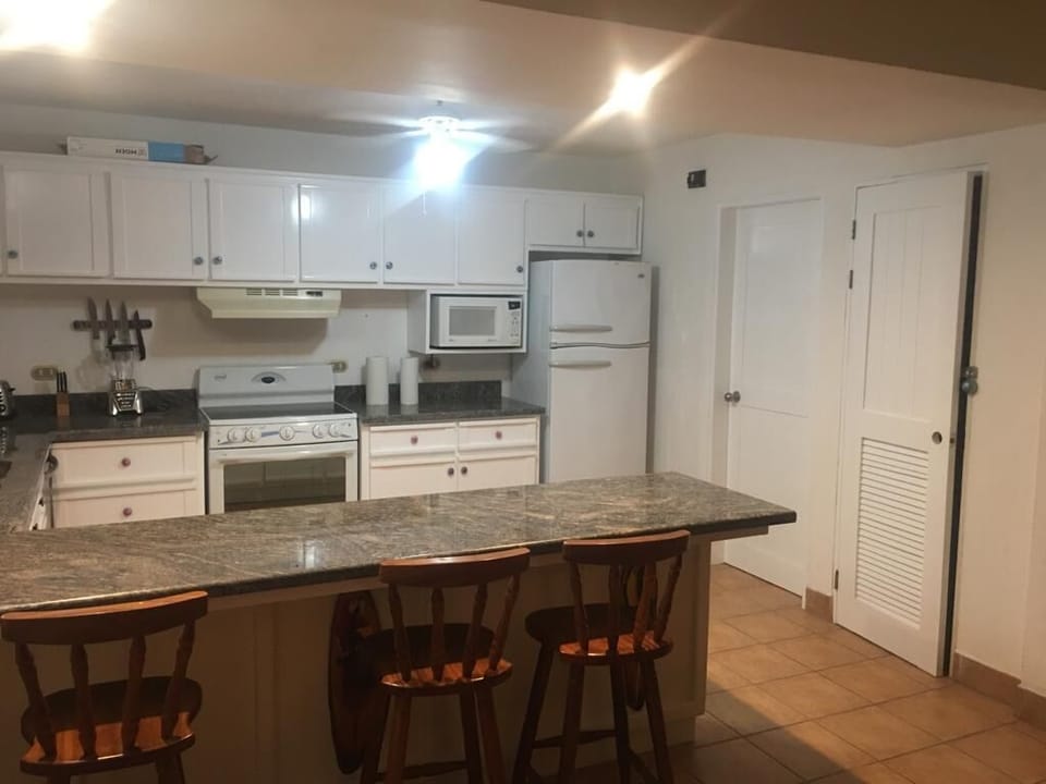 Villa Kitchen and Counter Bar