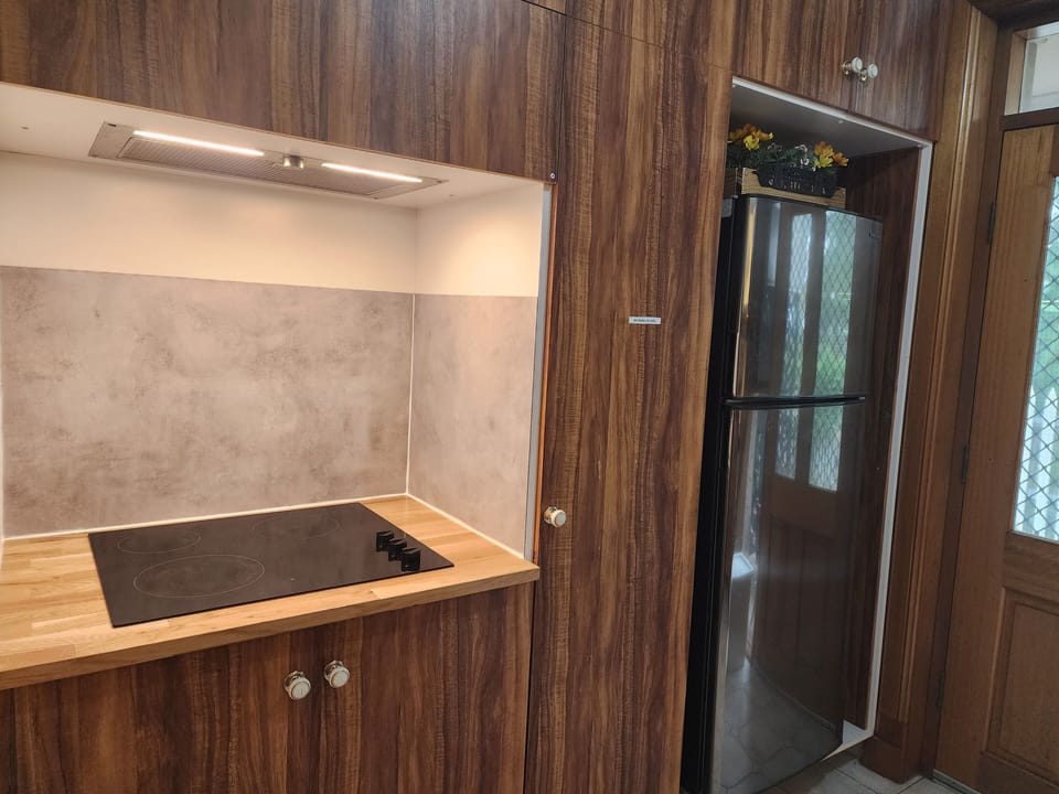 KITCHEN HOTPLATE, FRIDGE