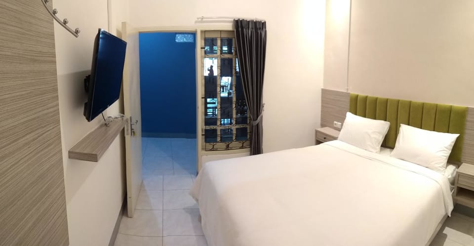 Standard Room, 1 Queen Bed | Desk, free WiFi, bed sheets, wheelchair access
