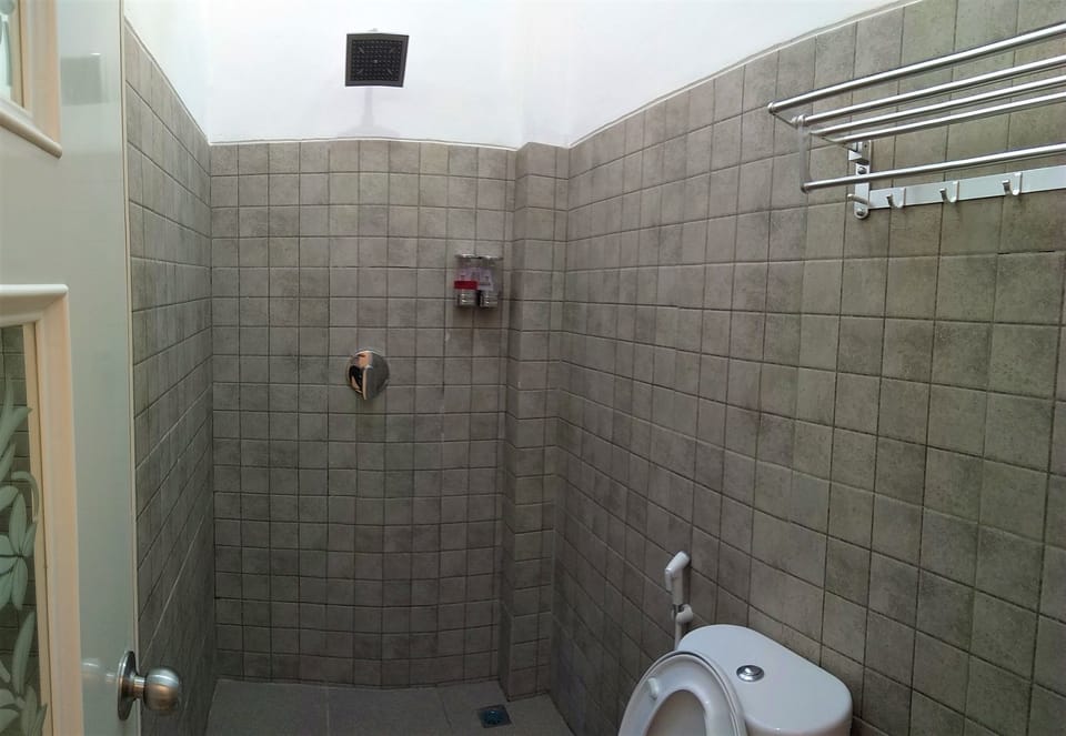 Standard Room, 1 Queen Bed | Bathroom shower