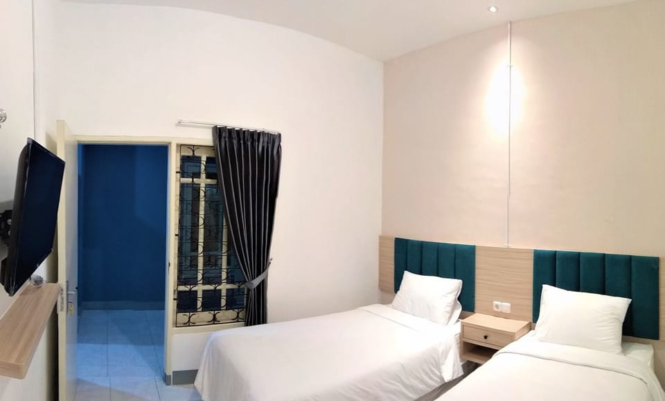 Standard Twin Room, 2 Twin Beds | Desk, free WiFi, bed sheets, wheelchair access