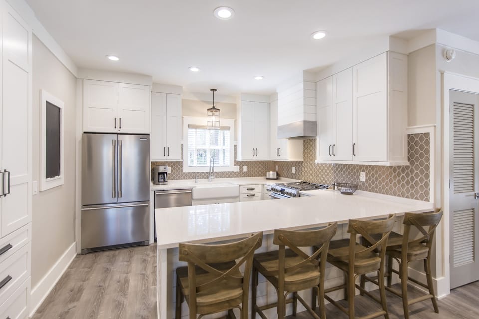 Seating for 4 at the kitchen island