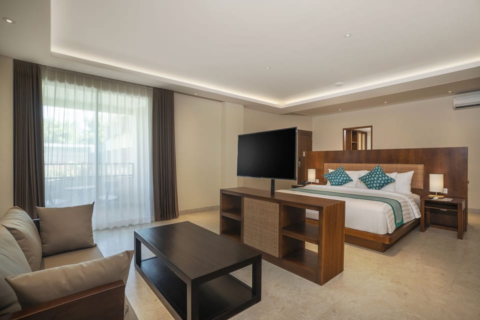 Premium Suite, 1 Double Bed, Non Smoking | Premium bedding, minibar, in-room safe, desk