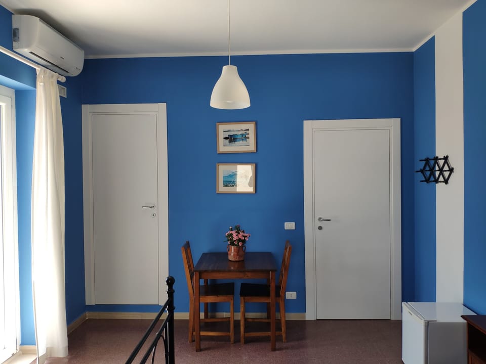 Standard Double Room (blu) | Desk, WiFi (free), individually decorated, individually furnished