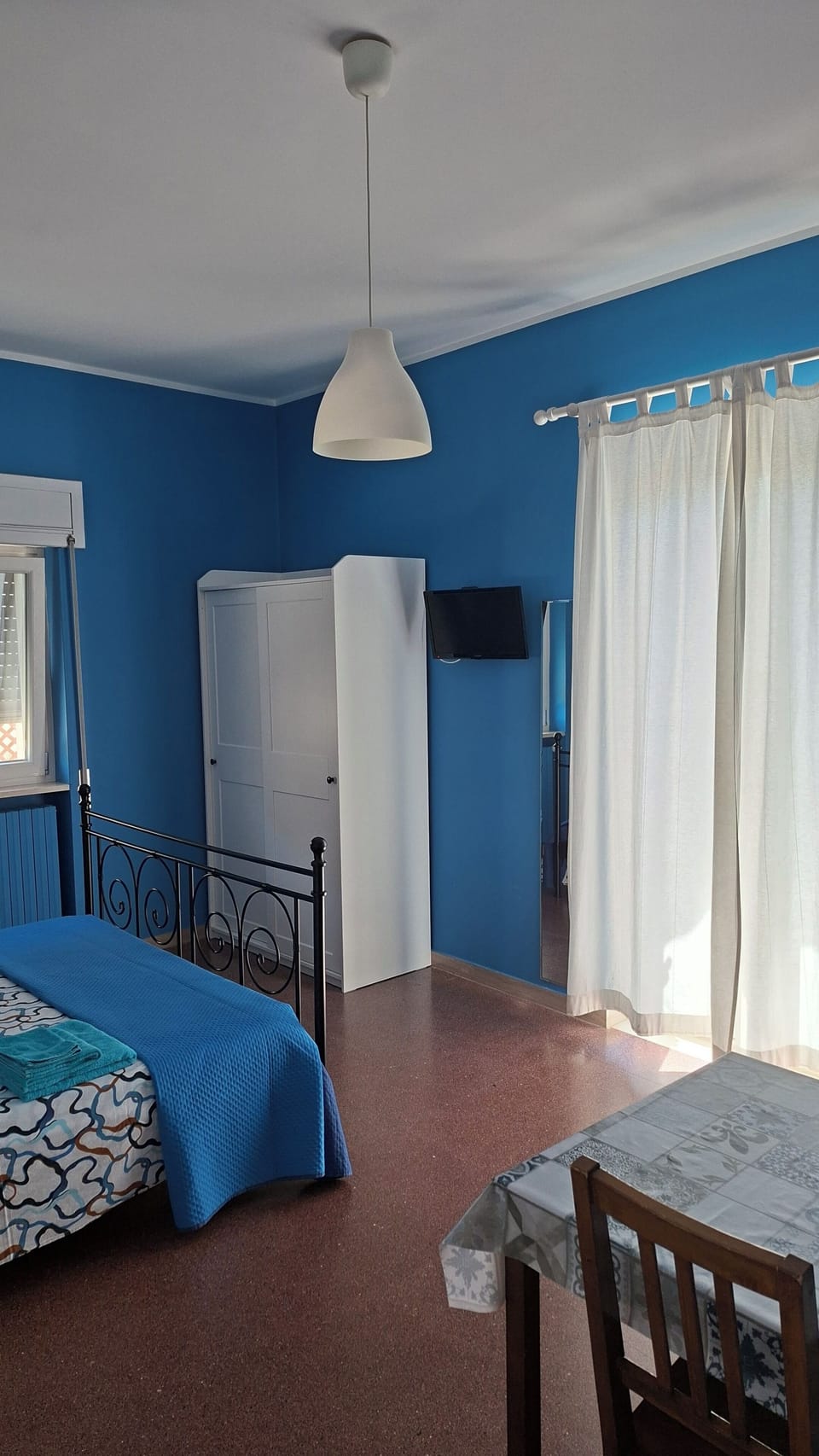Standard Double Room (blu) | Desk, WiFi (free), individually decorated, individually furnished