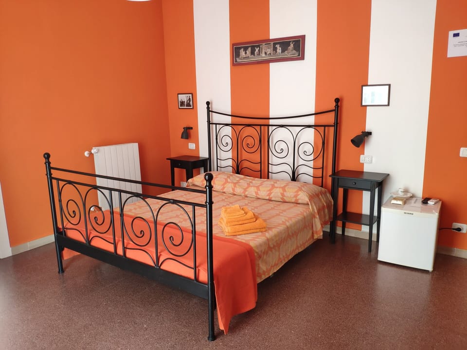Triple Room (arancio) | Individually decorated, individually furnished, desk, free WiFi