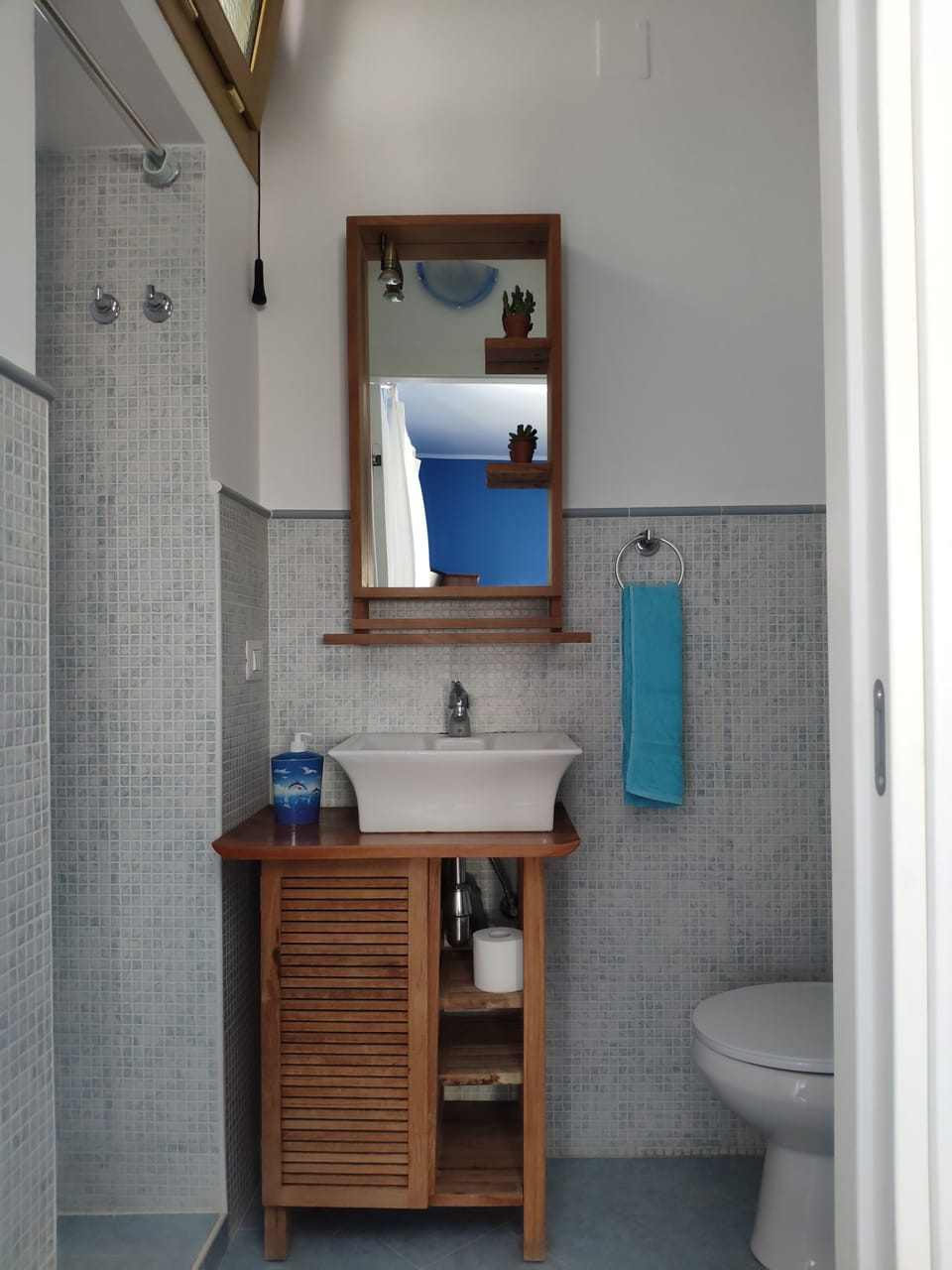 Standard Double Room (blu) | Bathroom | Shower, hair dryer, bathrobes, bidet