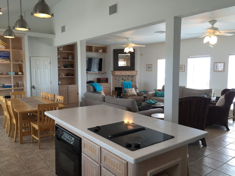 Open kitchen, family room and dining room. To accommodate everyone. 
