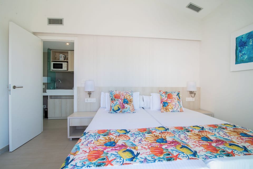 1 bedroom, down comforters, desk, laptop workspace
