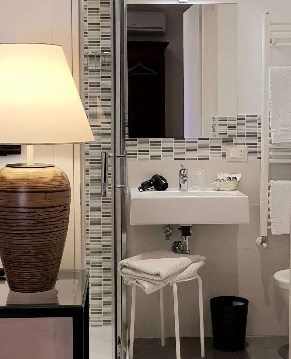 Comfort Double Room | Bathroom | Shower, free toiletries, hair dryer, bidet