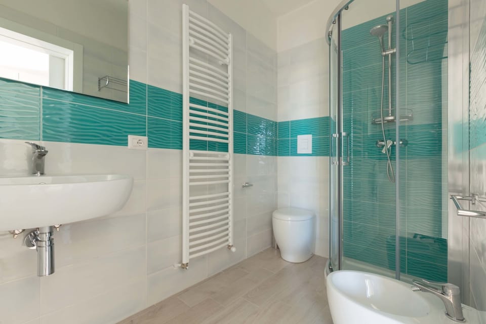 Standard Room (1282-Room 2) | Bathroom | Shower, hair dryer, bidet, towels