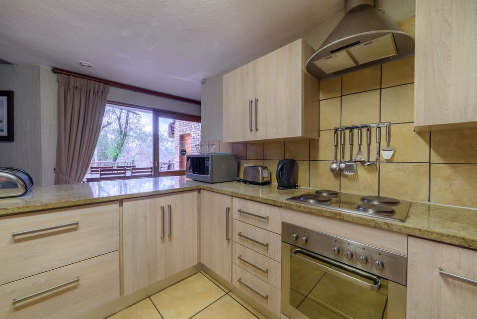 Room, Multiple Beds, Non Smoking | Private kitchen | Fridge, microwave, stovetop, electric kettle