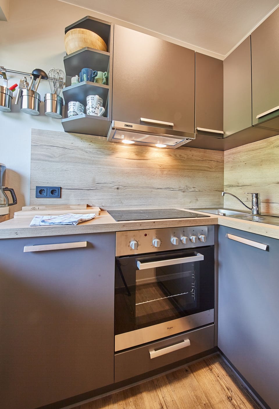 Apartment (Appartement) | Private kitchen | Full-size fridge, oven, stovetop, dishwasher