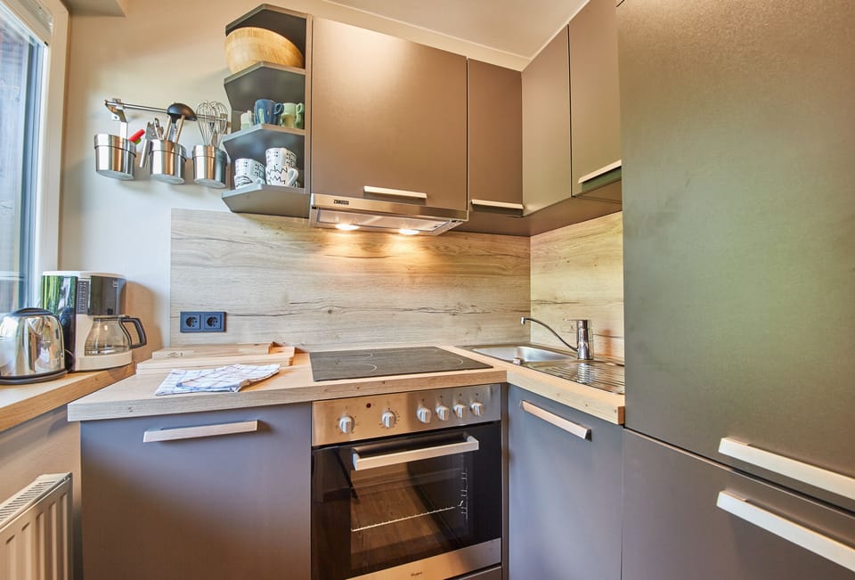 Apartment (Appartement) | Private kitchen | Full-size fridge, oven, stovetop, dishwasher